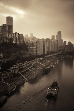 Chongqing 'deki kentsel binaların ve şehir siluetinin hava görüntüsü.