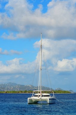 Yelkenli teknesi Virgin Adaları, St John 'da dinleniyor..