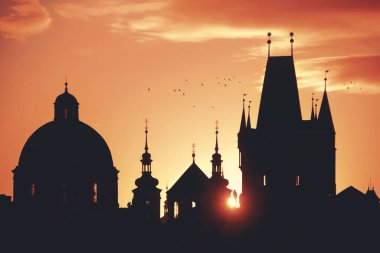 Prag Çek Cumhuriyeti 'ndeki tarihi binaların silueti gün doğumunda