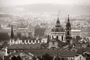 Prag, Çek Cumhuriyeti 'ndeki tarihi binalarla çatısı manzaralı.