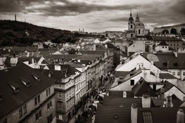 Prag Ufuk Çizgisi Çatı Manzarası Çek Cumhuriyeti 'nde kilise ve kubbe.
