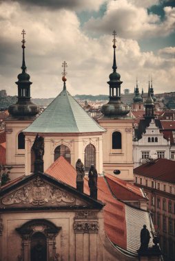 Prag, Çek Cumhuriyeti 'ndeki tarihi binalarla çatısı manzaralı.