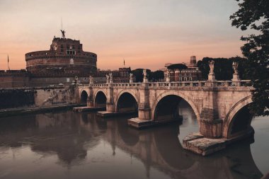 İtalya 'da Sant Angelo Kalesi ve Tiber Nehri üzerinde köprü