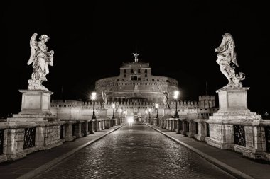 İtalya 'da gece Castel Sant Angelo Roma' da ve köprüde melek heykeli