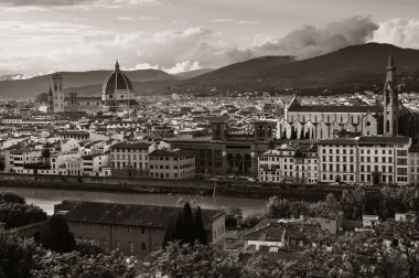 Floransa Katedrali, şehrin silueti dağın tepesinden siyah beyaz görünüyor.