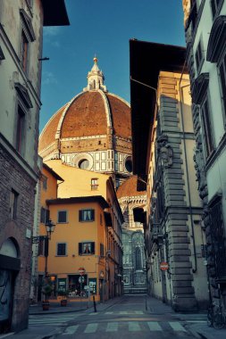 Duomo Santa Maria Del Fiore İtalya 'da sokak manzarası.