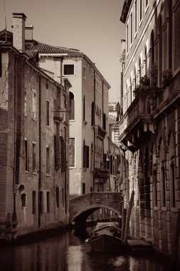 Venedik kanalı manzaralı tarihi binalar. İtalya.