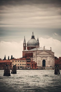 Venedik İtalya 'da Kubbe ile deniz aşırı kilise.