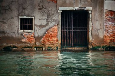 Venedik kanalı manzaralı tarihi binalar. İtalya.