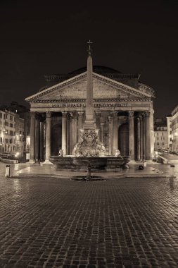 Gece sokak manzaralı Pantheon. İtalya 'nın Roma kentindeki en iyi korunmuş antik Roma binalarından biridir..