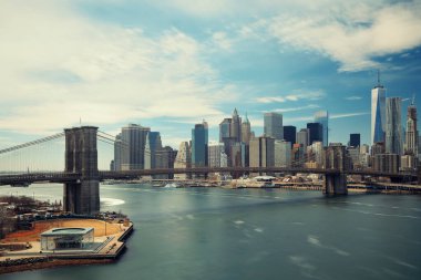 Brooklyn Köprüsü ve Manhattan şehir merkezi New York 'ta gökyüzü