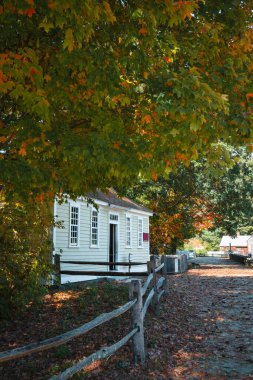 Amerika 'da New England' da güzel sonbahar renklerine sahip bir ev.