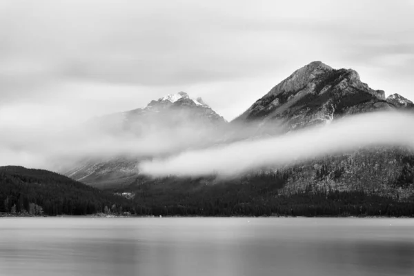 Lacul Minnewanka Ceață Parcul Național Banff Canada — Fotografie, imagine de stoc
