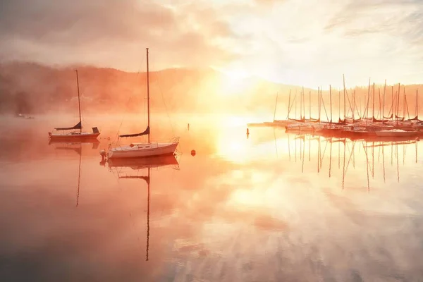 Boot Morgendlichen Nebelsee Bei Sonnenaufgang Mont Tremblant Kanada — Stockfoto