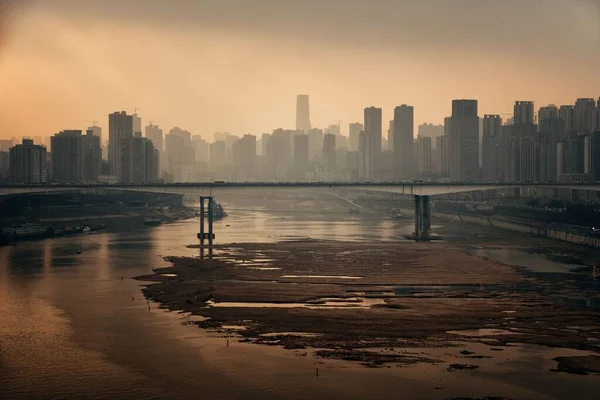 Budynki Mostowe Miejskie Mglisty Dzień Chongqing — Zdjęcie stockowe