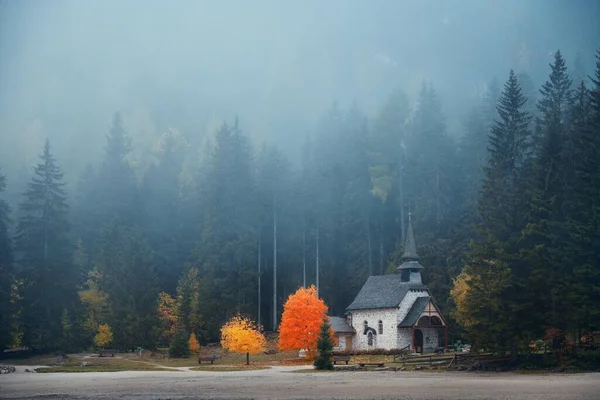 Dolomity Přírodní Krajina Kostel Mlze Severní Itálii — Stock fotografie