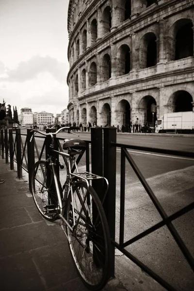 ローマの自転車やコロッセオとストリートビュー イタリア — ストック写真