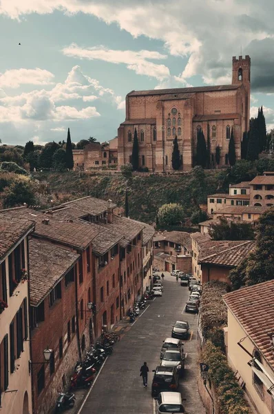 中世の町イタリアのサン ドメニコ大聖堂とシエナスカイラインビュー — ストック写真