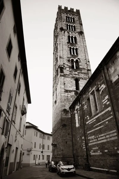 Lucca Straatzicht Met Klokkentoren Italië — Stockfoto