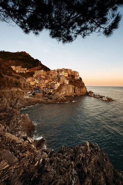 Манарола Видом Средиземное Море Зданиями Над Скалой Чинкве Терре Италия — стоковое фото