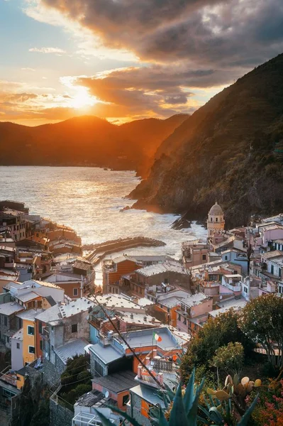 Colorido Atardecer Vernazza Con Edificios Rocas Sobre Mar Cinque Terre —  Fotos de Stock