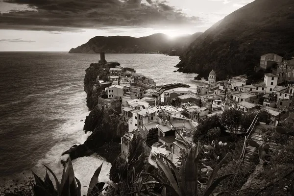意大利Cinque Terre的Vernazza 岛上岩石上的建筑物是黑色和白色的 — 图库照片