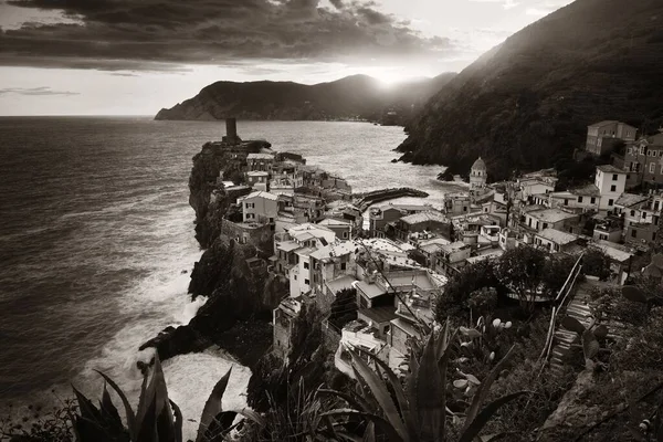 Vernazza Mit Gebäuden Auf Felsen Über Dem Meer Schwarz Weiß — Stockfoto