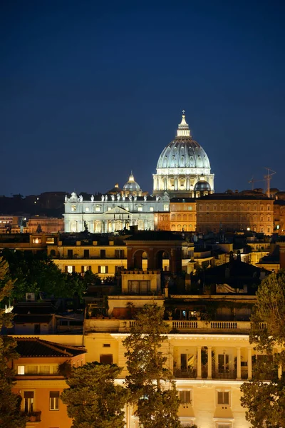 梵蒂冈圣彼得大教堂晚上 — 图库照片