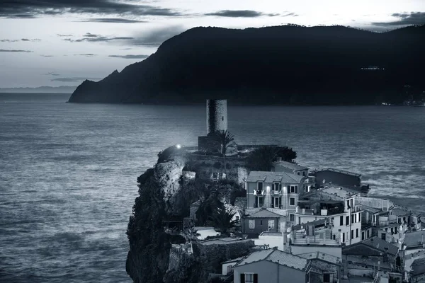 意大利Cinque Terre的Vernazza 岛上岩石上的建筑物是黑色和白色的 — 图库照片