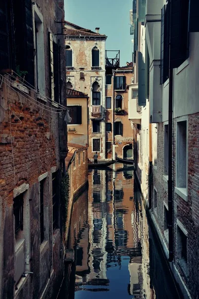 Benátský Kanál Historickými Budovami Itálie — Stock fotografie