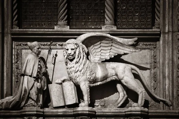 Socha Lva Benátského Historických Budovách Piazza San Marco Itálie — Stock fotografie