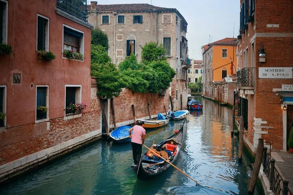 Passeio Gôndola Canal Com Edifícios Históricos Veneza Itália — Fotografia de Stock