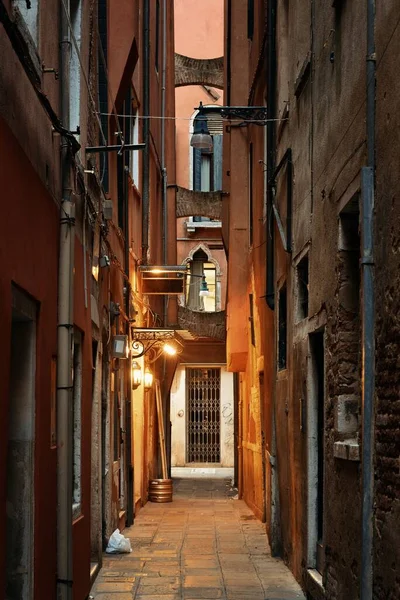 意大利威尼斯夜晚的历史建筑的Alley视图 — 图库照片