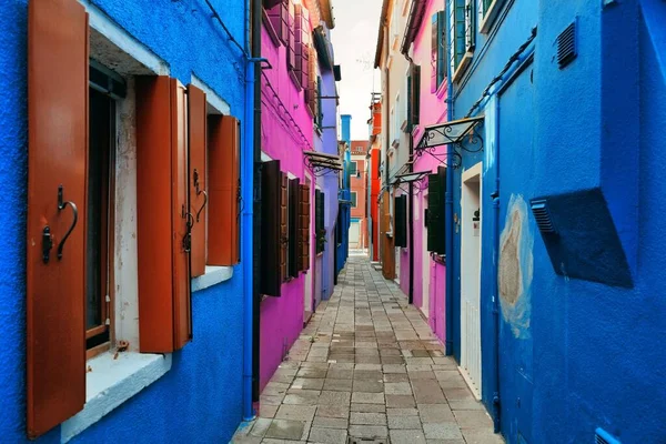 Ulice Pohled Burano Barevné Historické Budovy Benátky Itálie — Stock fotografie