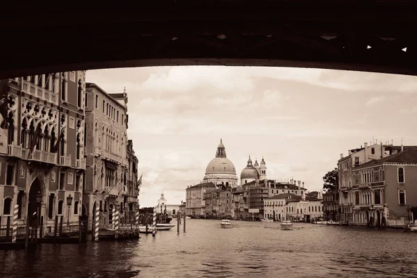 Ocupado Canal Veneza Igreja Santa Maria Della Saudação Itália — Fotografia de Stock