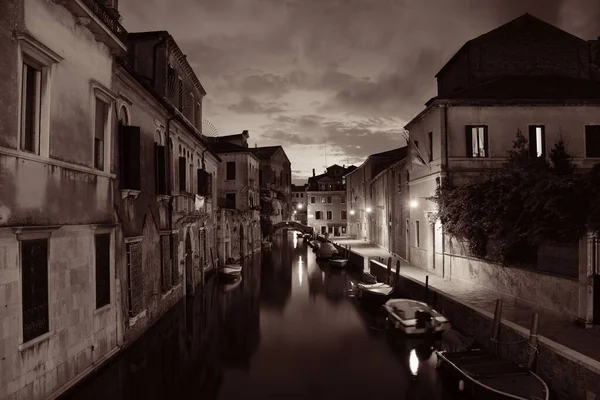 歴史的な建物と夜のヴェネツィア運河の景色 イタリア — ストック写真