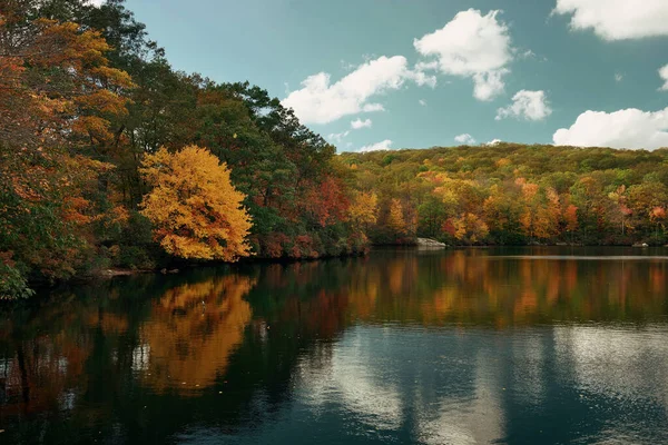 湖の反射と秋の紅葉 — ストック写真