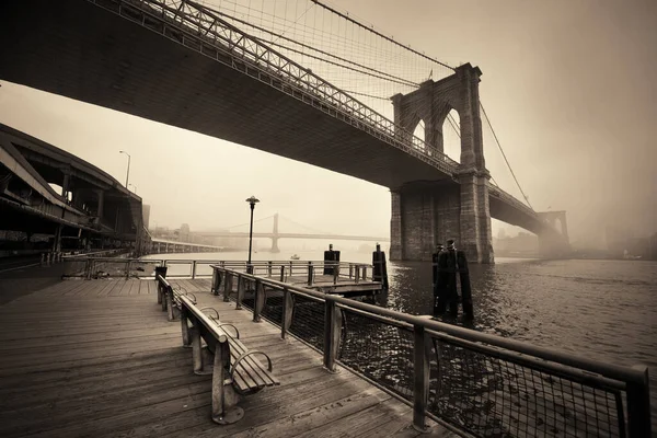 マンハッタンのダウンタウンで霧の日にブルックリン橋 — ストック写真