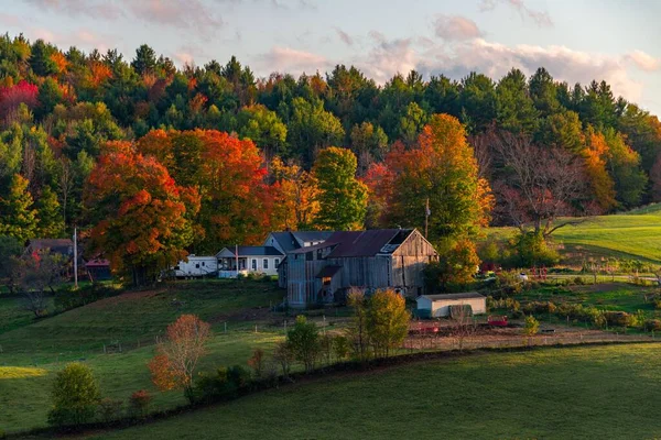 Abd New England Çiftlik Evi Ile Güzel Sonbahar Renkleri — Stok fotoğraf