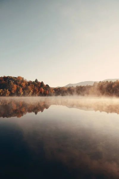 Niebla Del Lago Con Follaje Otoñal Montañas Con Reflejo Nueva — Foto de Stock