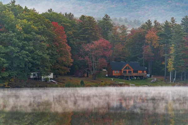 Mooie Herfstkleuren Met Meer Ochtendmist New England Usa — Stockfoto