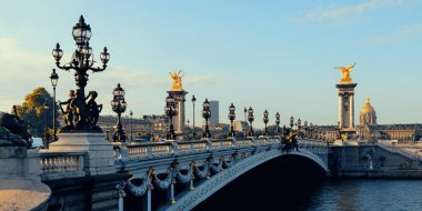 Paris, Fransa 'da Alexandre Köprüsü ve River Seine Panoraması.