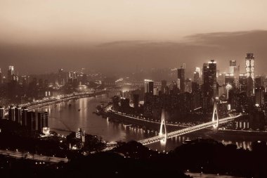 Chongqing kentsel mimarisi ve şehir merkezi geceleri Çin 'de yükselişte.