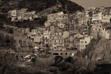 İtalyan stili binalar geceleyin İtalya 'nın Cinque Terre kentindeki Manarola' da uçurumun kenarında..