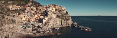 Manarola Cinque Terre, İtalya 'da uçurumun kenarındaki binalarla Akdeniz manzarasını gözden kaçırır.