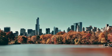 Central Park Sonbaharı ve şehir merkezi Manhattan 'daki göl üzerinde ufuk çizgisi