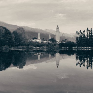 Dali, Yunnan, Çin 'de gölün yansımalarıyla gün doğumu.
