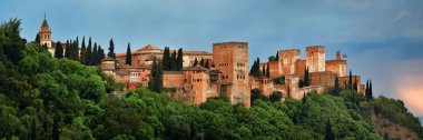 Granada Alhambra İspanya 'daki dağın üzerinden panoramik manzara.
