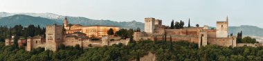 Granada Alhambra İspanya 'daki dağın üzerinden panoramik manzara.