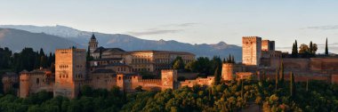 Granada Alhambra İspanya 'daki dağın üzerinden panoramik manzara.